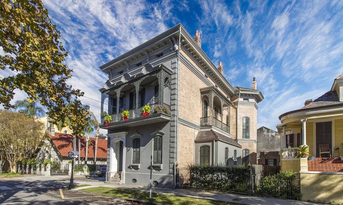 Faubourg Marigny Bed & Breakfast | Lanaux Mansion - Beth's Escape with Courtyard Balcony