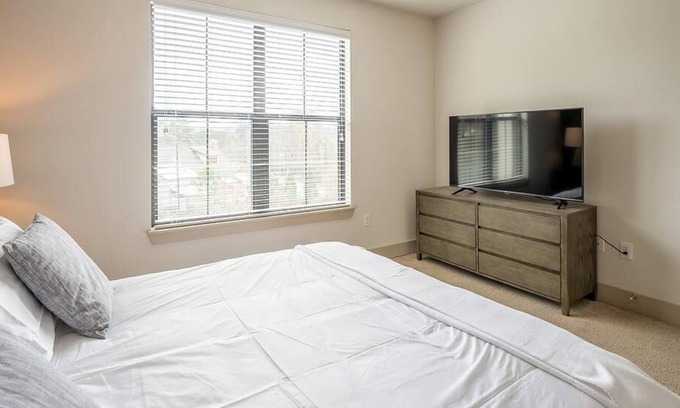 Crestline Heights Apartment | Landing at 4700 Colonnade - 2 Bedrooms in Overton