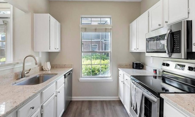 Woodland Hills Apartment | Landing at Brassfield Park Apartments - 1 Bedroom in North Greensboro