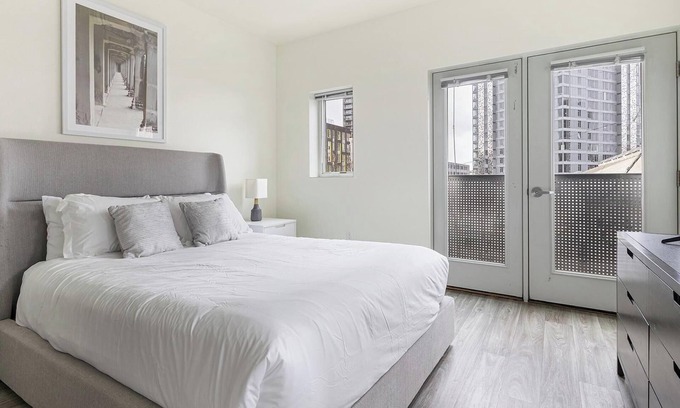 Pearl District Apartment | Landing | Beautiful Studio, Gym, Courtyard