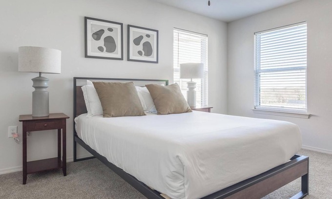 Broken Arrow Apartment | Landing | Chic 1BD, Pool, Gym