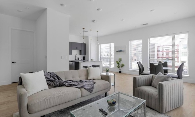 Denton Apartment | Landing | Chic 2BD in Denton
