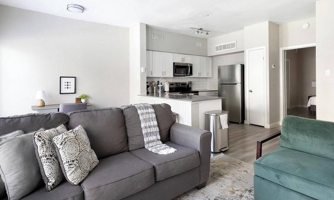Fort Worth Apartment | Landing | Modern 1BD, Gym, Pool