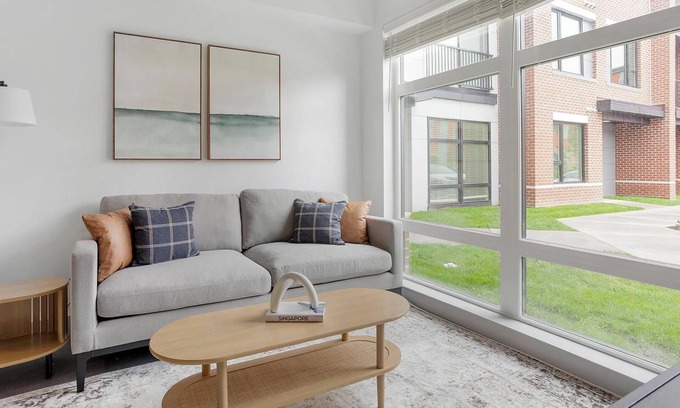 Richmond Apartment | Landing | Modern Studio, Gym, Pool