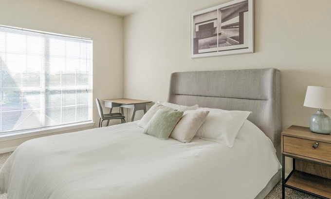 Southbelt/Ellington Apartment | Landing | Stunning 1BD, Gym, Clubhouse