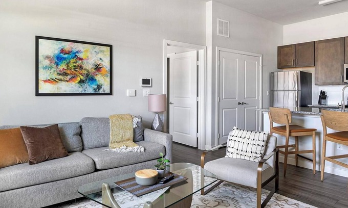 Dallas Apartment | Landing | Stunning 1BD, Gym, Pool