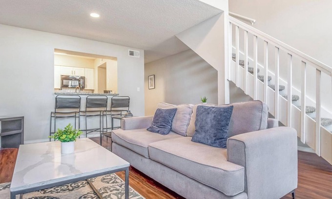 Cordova Apartment | Landing | Stunning 2BD, Pool, Gym