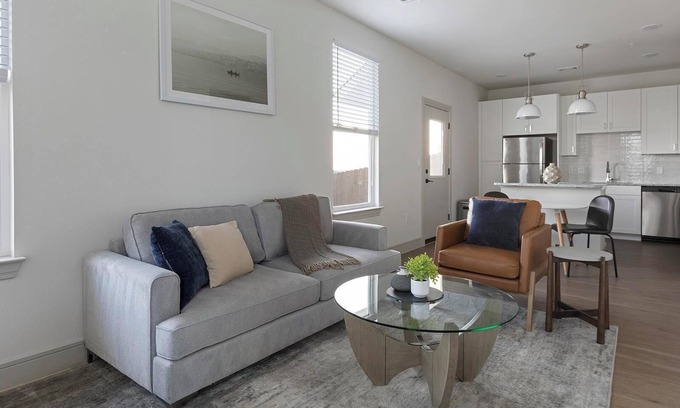 Tarrant County Apartment | Landing | Stylish 1BD, Pool, Gym