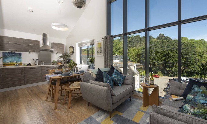 Fowey Apartment | Landing View Fowey Penthouse - River View Penthouse Apartment in Fowey