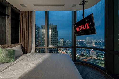 Hang Xanh Hotel | Landmark 81 and Vinhomes Riverside Residence