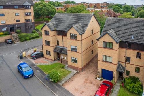 Dundee Apartment | Langley House, 5 bed, all doubles with Smart TV fully equipped kitchen and spacious with private parking INVOICES and REDUCED RATES only available through Langley Cottages and Apartment IDEAL FOR TRADES