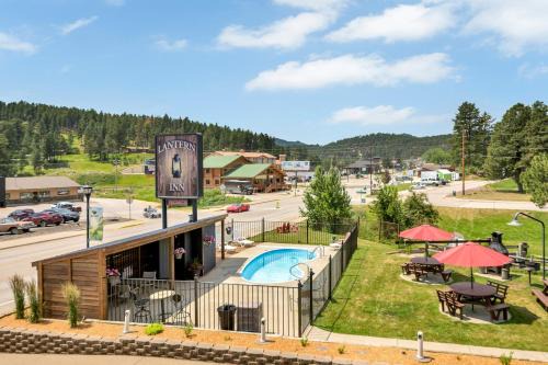 Hill City Hotel | Lantern Inn