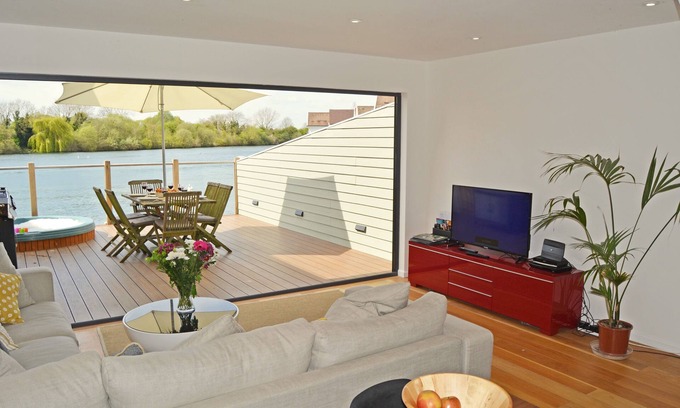 South Cerney Cottage | Lapwing Lake Lodge - Stylish New England lakeside retreat in the Cotswold Water Park with hot tub