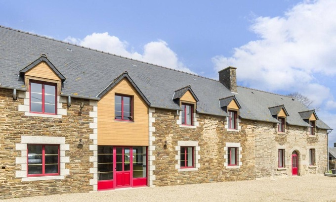 Saint-Laurent-de-Terregatte Cottage | Large family house in the countryside with garden, electric charging, pets allowed