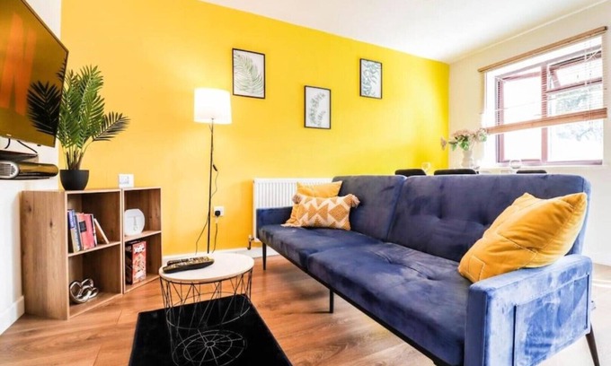 London Borough of Hounslow Apartment | Large 1-bedroom Apartment close to Heathrow Airport
