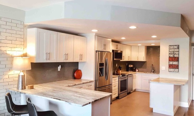 Nashville Condo | Large 1 Bedroom Condo - On Music Row - Guitar Pool