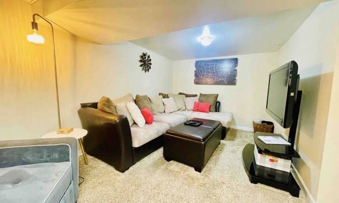 South Tabor Apartment | Large 2 Bed/1Ba Private Apt, South Tabor Stay