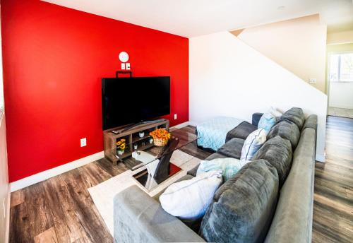 Los Angeles Apartment | Large 2 levles 5 bedroom with 3 bathroom and 2 parking