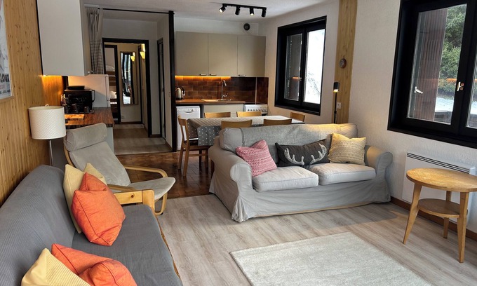 Chatel Apartment | Large 2 roomed apartment with fantastic views centrally located
