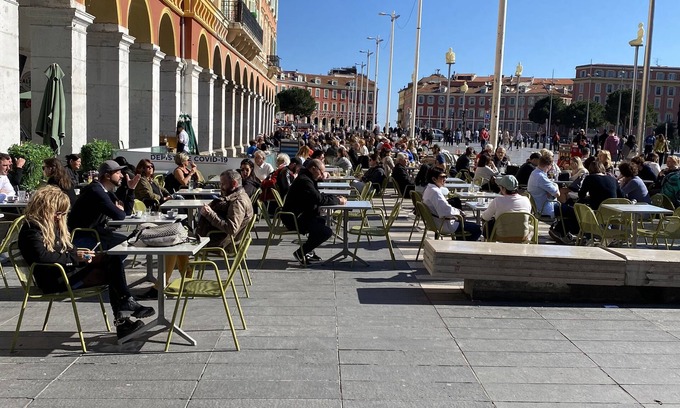 Jean-Medecin Apartment | Large (2 sitting rooms) Central property seconds from Nice Beach.