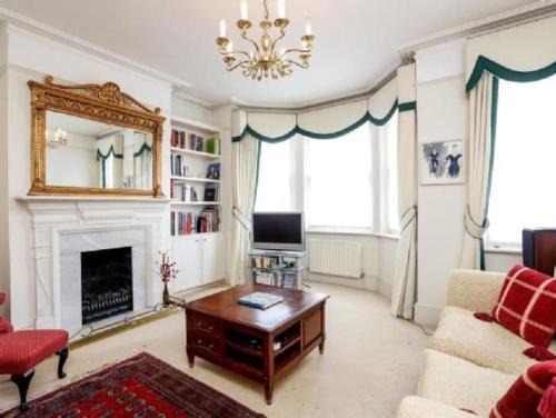 Hillside Apartment | Large 3 bed flat in central Wimbledon