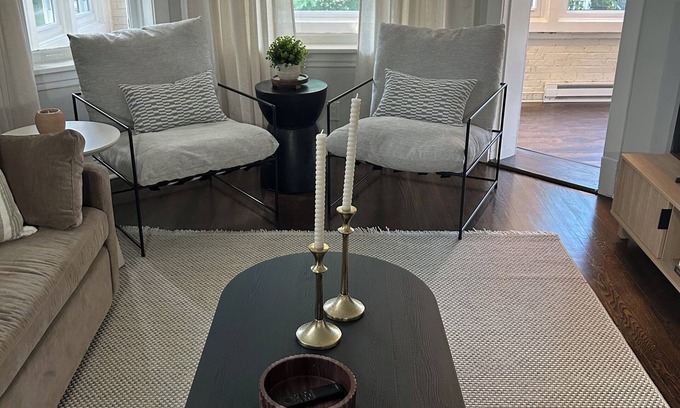 Rogers Park Apartment | Large 3 bedroom apartment in Roger’s Park!