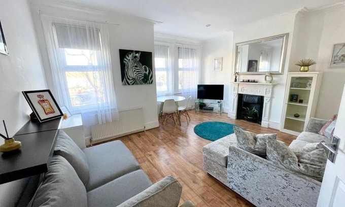 Woodhouse Apartment | Large 3 Bedroom modern apartment close to central London
