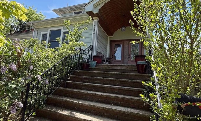 Long Beach House | Large 4-bdrm LB house near surf beach w/movie room, AC, bikes & fitness room