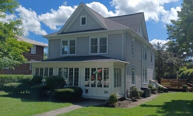 White Sulphur Springs House | Large 4 Bedroom House: short walk to Greenbrier & 30 min drive to Lake Sherwood