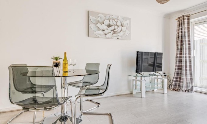 Bedford Apartment | Large 4 bed with free parking close to town centre fast WiFi and crisp hotel standard linen hosted by Our Home Short Stays