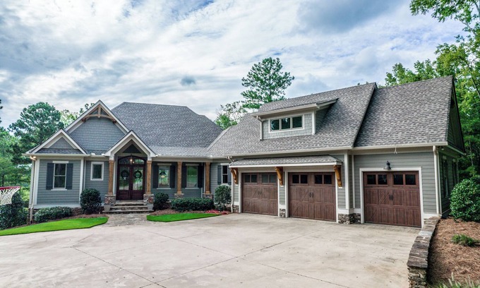 Milledgeville House | Large 4-bedroom+bonus rm, pool, pond in pecan orchard in charming Milledgeville