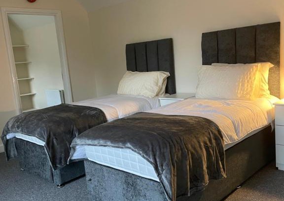 Bedford Apartment | Large 4 Bedroom Sleeps 8, Spacious Apartment for Contractors and Holidays near Bedford Centre - 1 FREE PARKING SPACE & FREE WIFI