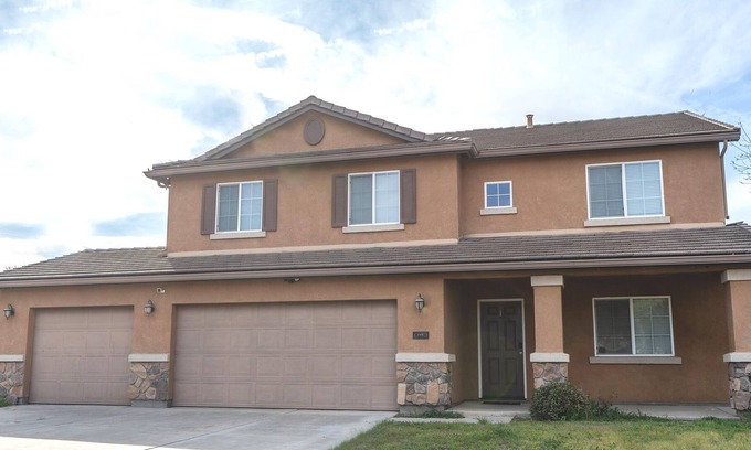 Visalia House | Large 4bd on cul-de-sac w/game room near National Parks