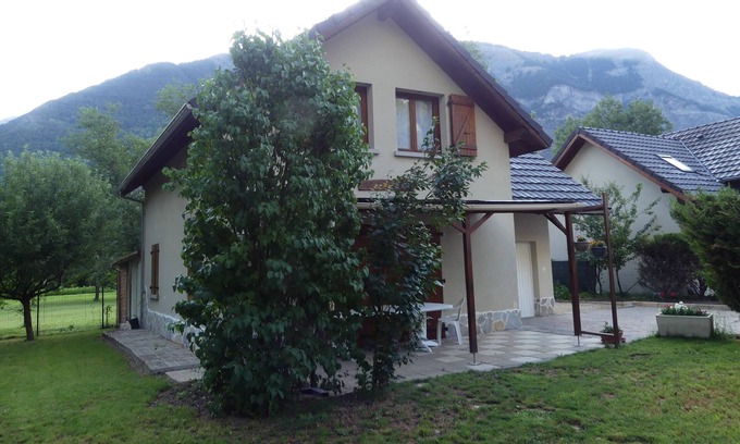 Le Bourg-d'Oisans House | large 5 bedroom chalet with garden