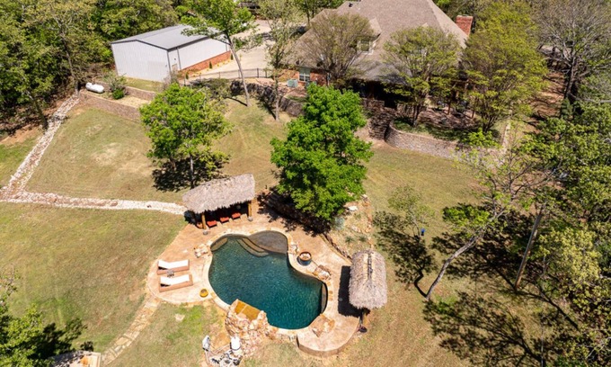 Kingston House | Large 5-bedroom house with WiFi, salt water pool, pool table and shuffle board!