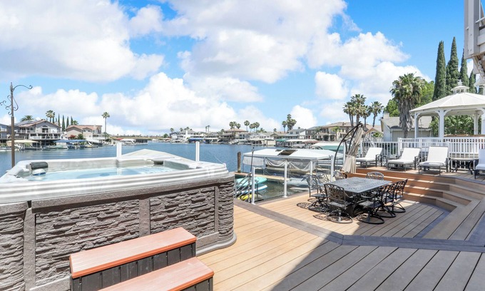Discovery Bay House | Large 5 BR River Home w/Spa & Gym 11 Min To Fast Water