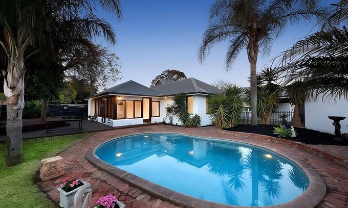Brighton East House | Large 5BR Home-Pool-BBQ-4 CarPark-Central Location