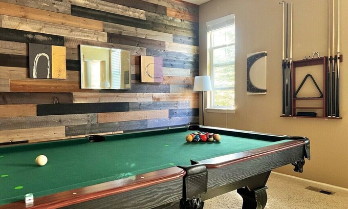 Castle Rock House | Large 5BR Retreat | Hot Tub | Gym | Games | I-25