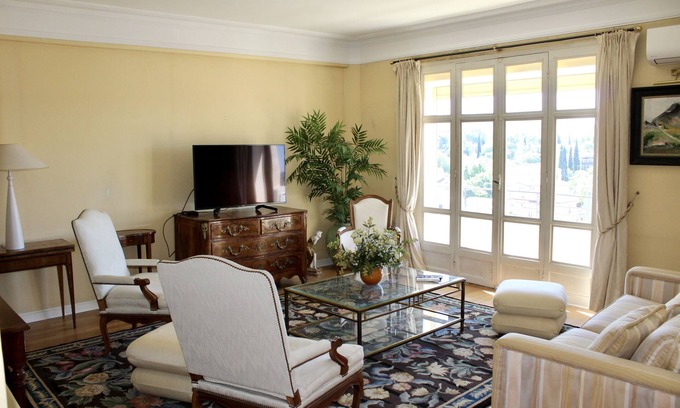Mazarin Quarter Apartment | Large air-conditioned apartment with views of Aix-en-Provence