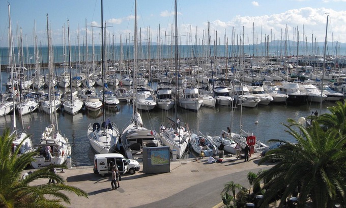 Toulon - Hyeres Apartment | Large air-conditioned studio on the port of Hyères facing the sea