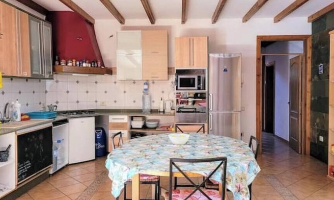 San Bartolome de Tirajana Bed & Breakfast | Large and bright room in Vecindario, with extra-large bed