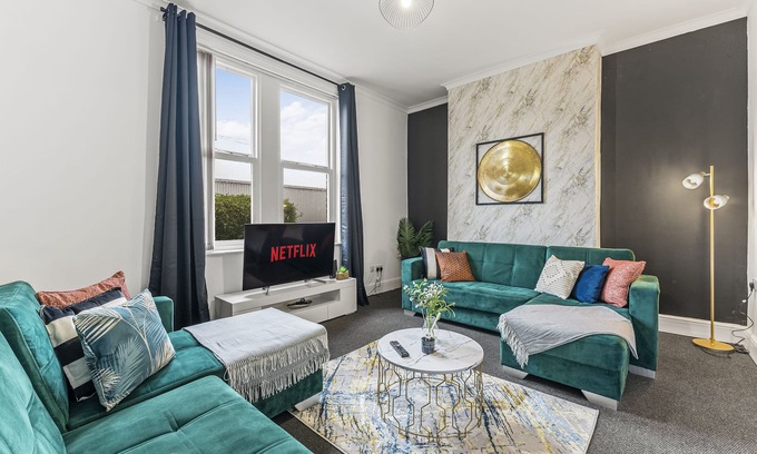 Sheffield Apartment | Large and Stylish House - Sleep 12
