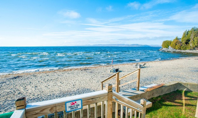 Malletts Bay Cottage | Large beachfront family cottage on the sandy beach at Colchester Point