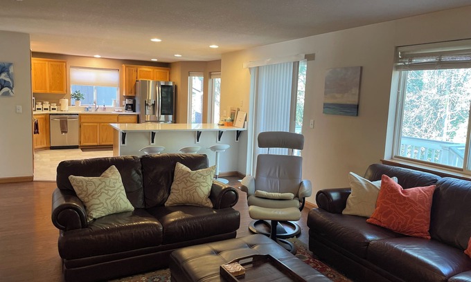 Beaverton House | Large Beautiful Home for Groups + Families + Relaxing Near Intel/Nike