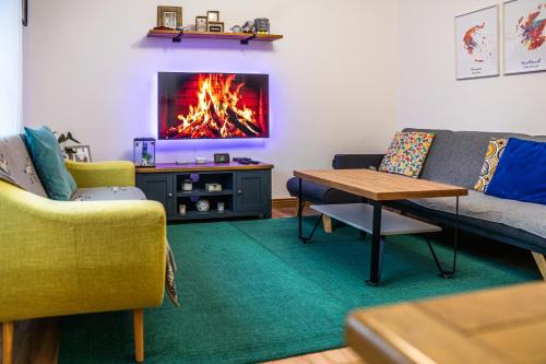 Longcroft House | Large bedroom, close to Airport and City Centre