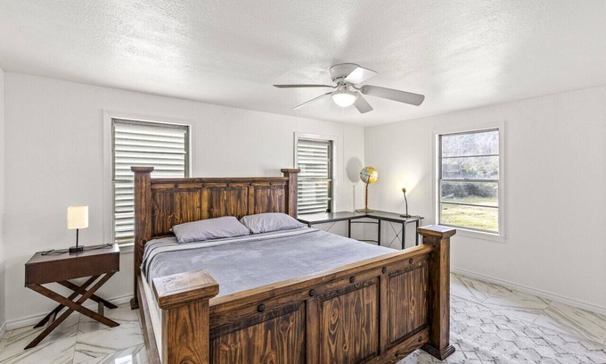 La Marque House | Large bedroom with King bed#5/near Texas City
