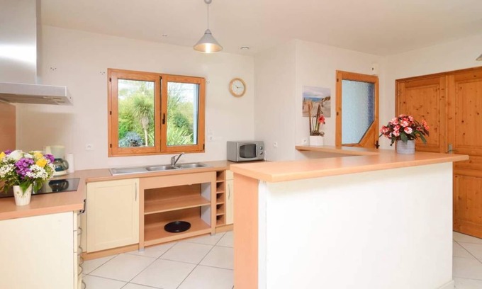 Merlevenez House | Large bright house, enclosed garden 3 km from the beaches of PLOUHINEC, WIFI