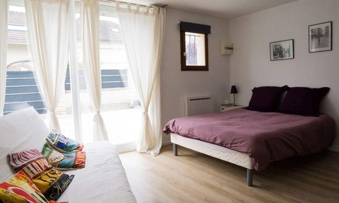 Fontenay-le-Fleury Apartment | large, bright studio for 4 people