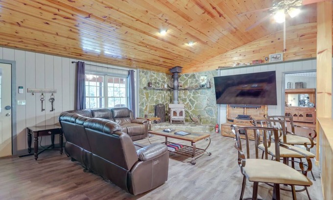 Cleveland House | Large Cabin w/Hot Tub, Game Room & Fire Pit! 15 min from Helen. Pet Friendly