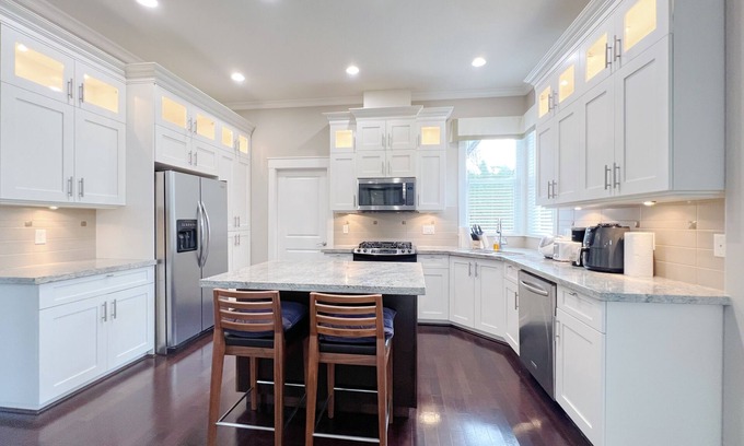 Willoughby House | Large Central 7 bed family home
